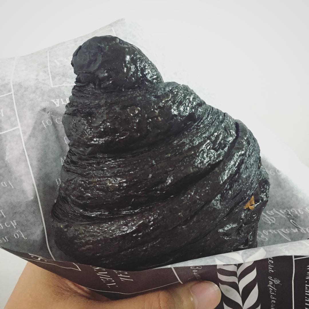 Les croissants au charcoal: la nouvelle tendance culinaire populaire sur Instagram (PHOTOS)