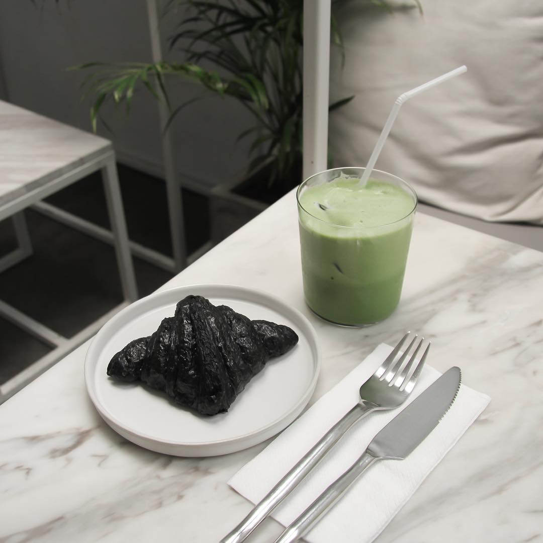 Les croissants au charcoal: la nouvelle tendance culinaire populaire sur Instagram (PHOTOS)