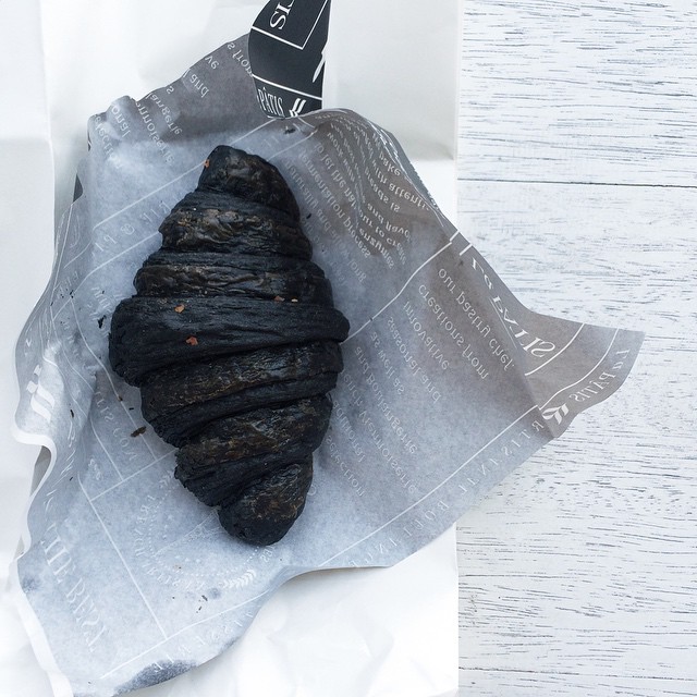 Les croissants au charcoal: la nouvelle tendance culinaire populaire sur Instagram (PHOTOS)
