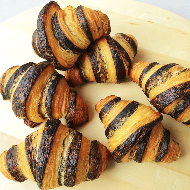 Les croissants au charcoal: la nouvelle tendance culinaire populaire sur Instagram (PHOTOS)