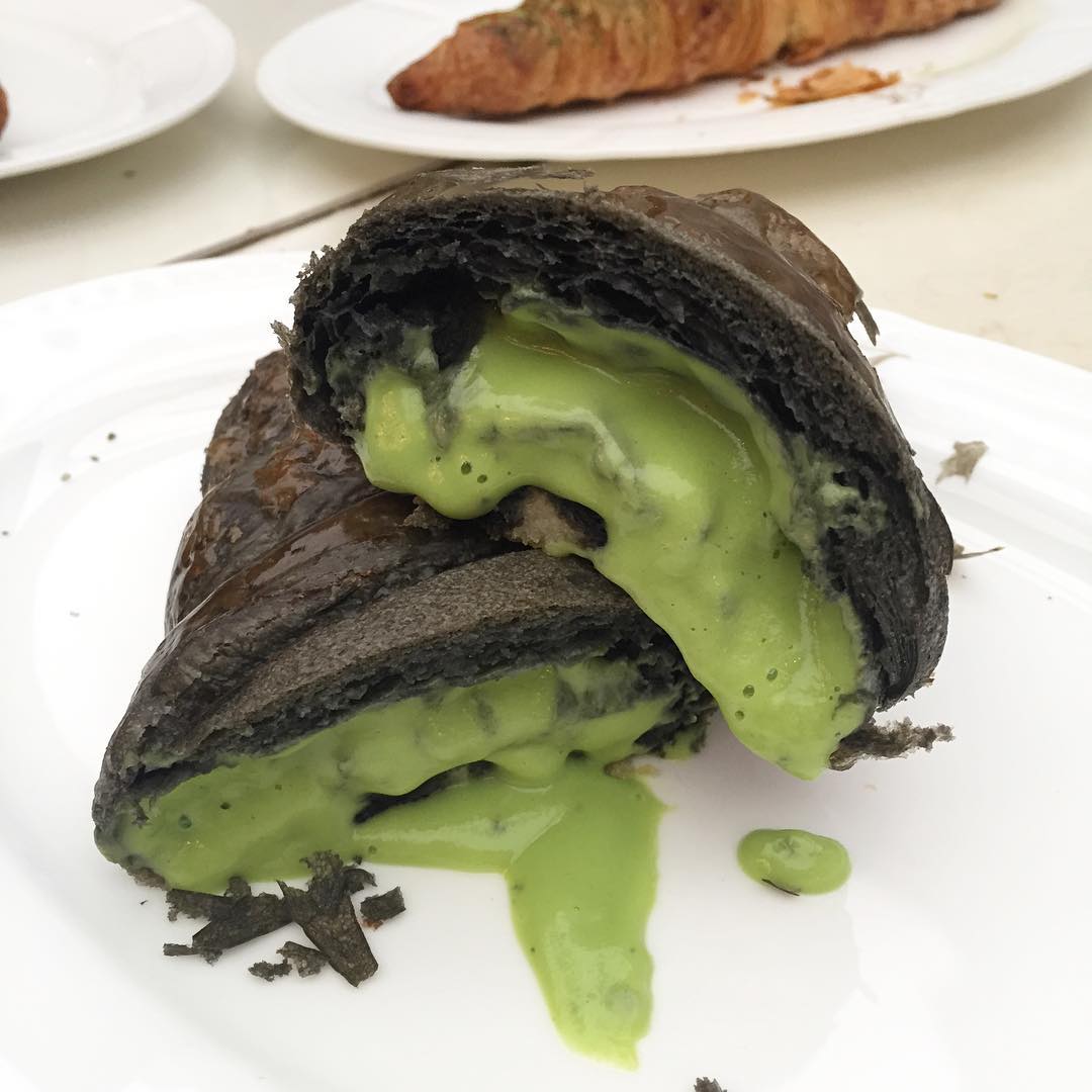 Les croissants au charcoal: la nouvelle tendance culinaire populaire sur Instagram (PHOTOS)