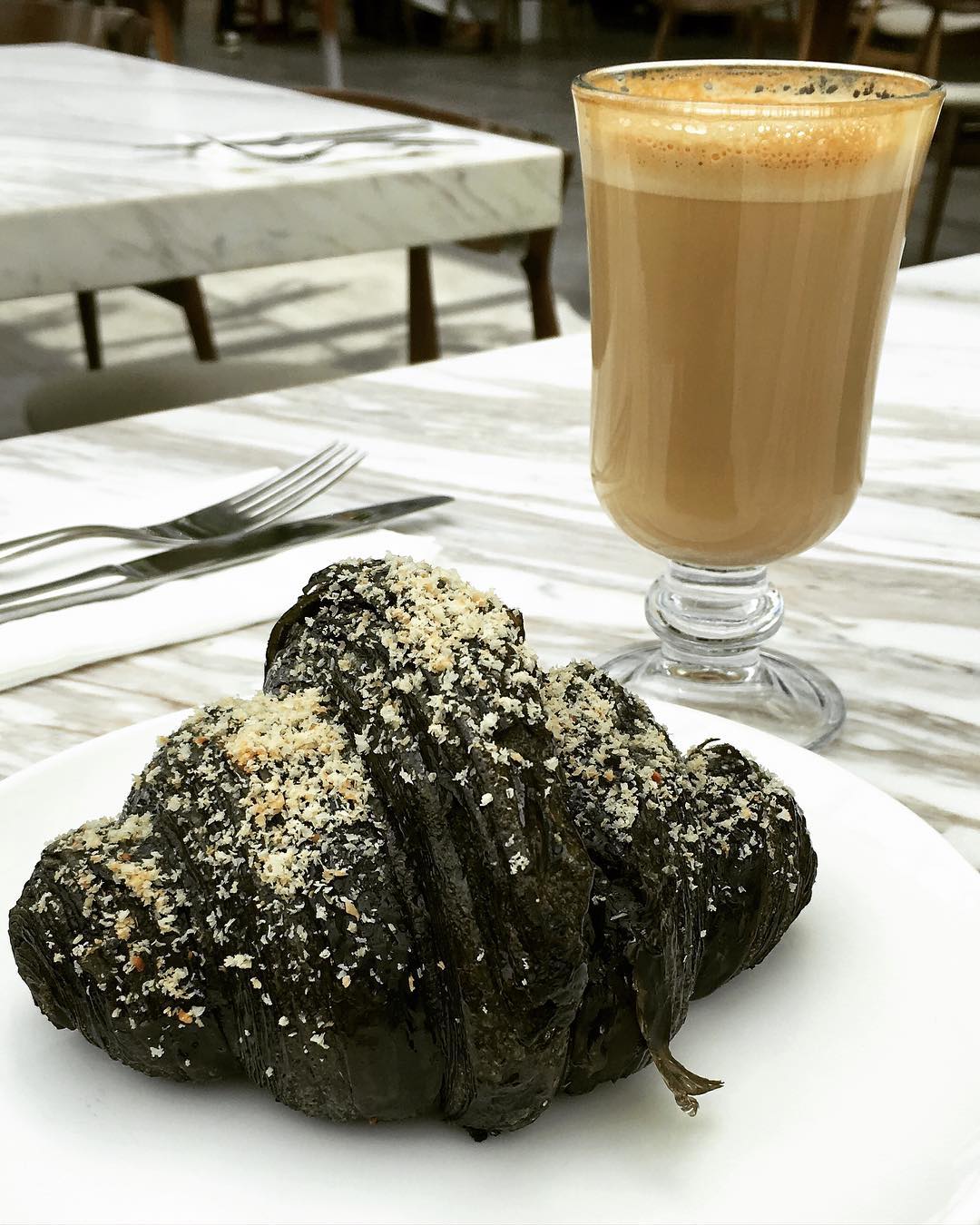Les croissants au charcoal: la nouvelle tendance culinaire populaire sur Instagram (PHOTOS)