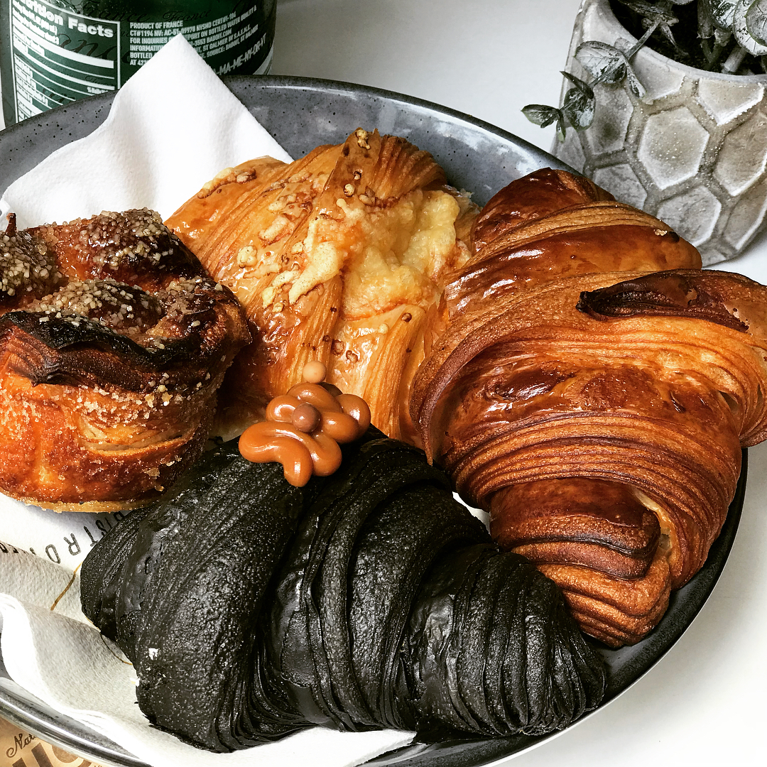 Les croissants au charcoal: la nouvelle tendance culinaire populaire sur Instagram (PHOTOS)