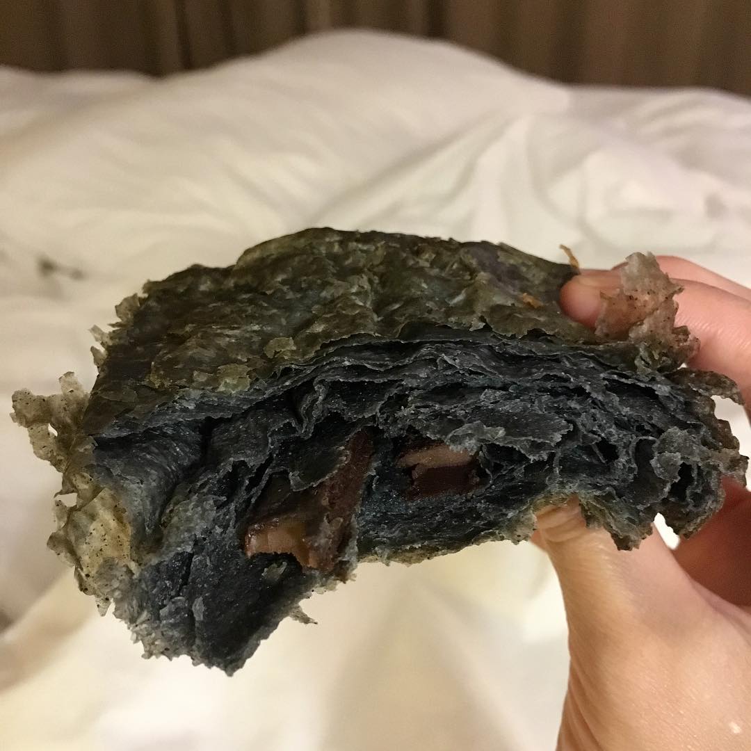 Les croissants au charcoal: la nouvelle tendance culinaire populaire sur Instagram (PHOTOS)