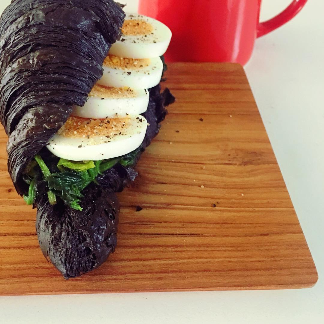 Les croissants au charcoal: la nouvelle tendance culinaire populaire sur Instagram (PHOTOS)