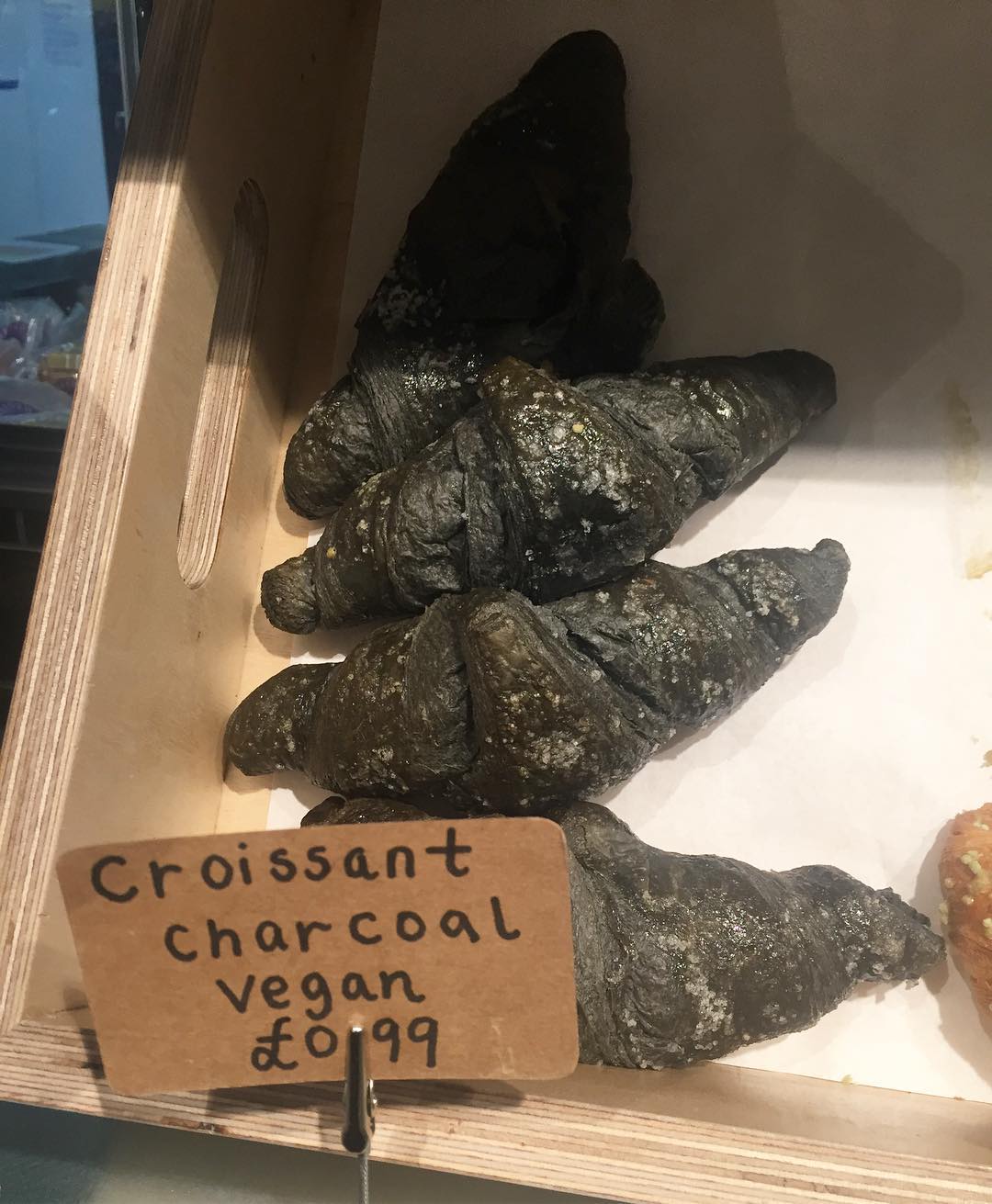 Les croissants au charcoal: la nouvelle tendance culinaire populaire sur Instagram (PHOTOS)