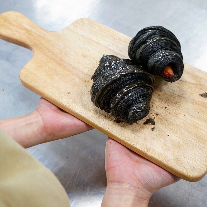 Les croissants au charcoal: la nouvelle tendance culinaire populaire sur Instagram (PHOTOS)