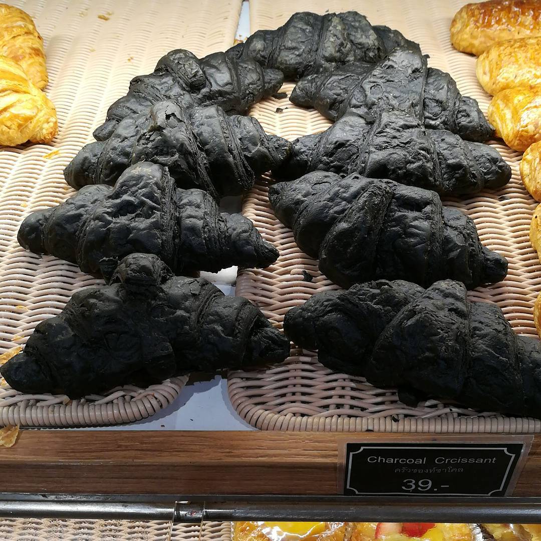 Les croissants au charcoal: la nouvelle tendance culinaire populaire sur Instagram (PHOTOS)