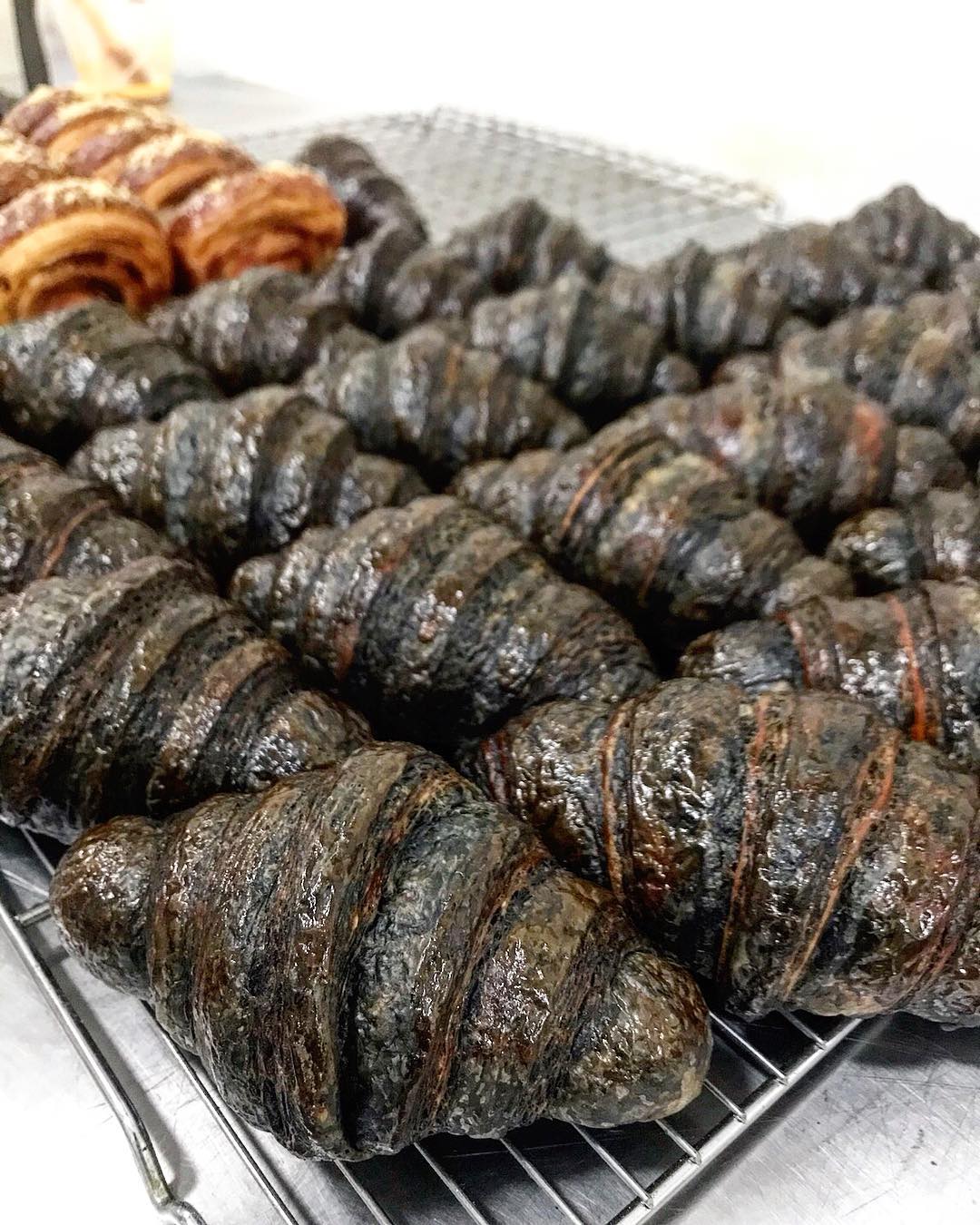 Les croissants au charcoal: la nouvelle tendance culinaire populaire sur Instagram (PHOTOS)
