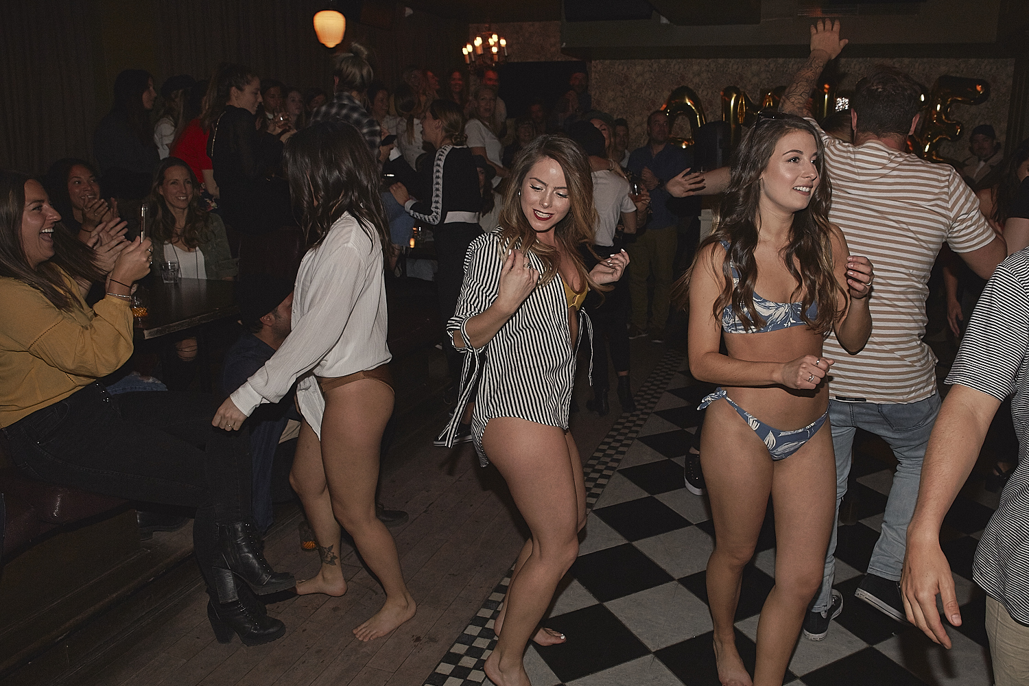 Soirée parisienne au Mayfair pour le défilé estival de Amuse Society (PHOTOS)