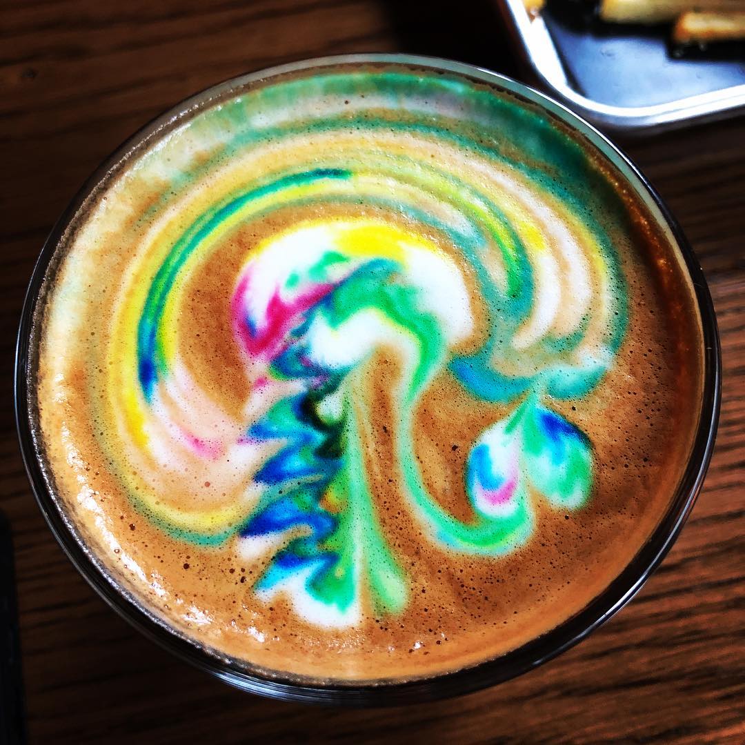 Ce latté arc-en-ciel va te donner envie de faire un p'tit roadtrip (PHOTOS)