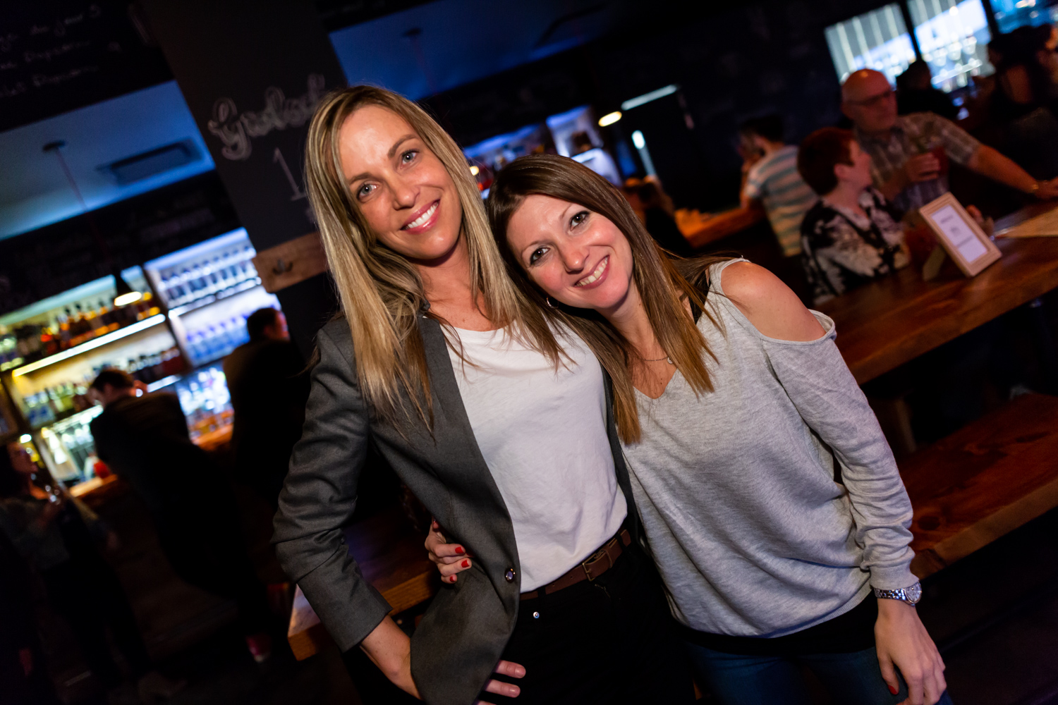 Immenses cocktails et bar à fruits de mer pour l'ouverture du Mile Public House à Laval (PHOTOS)