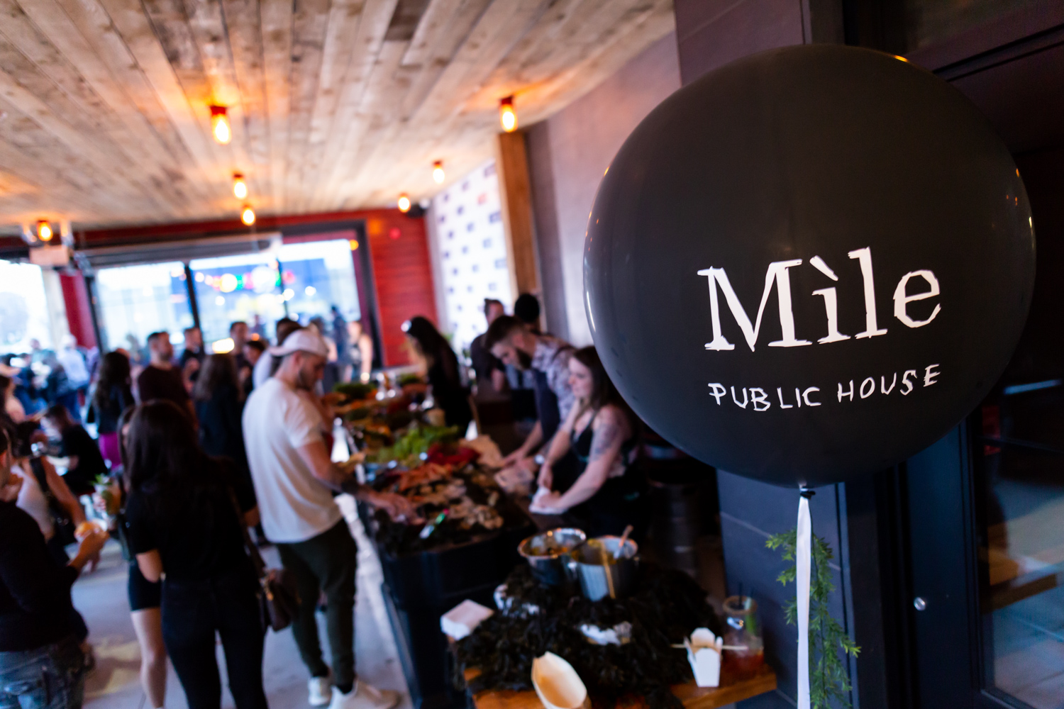 Immenses cocktails et bar à fruits de mer pour l'ouverture du Mile Public House à Laval (PHOTOS)