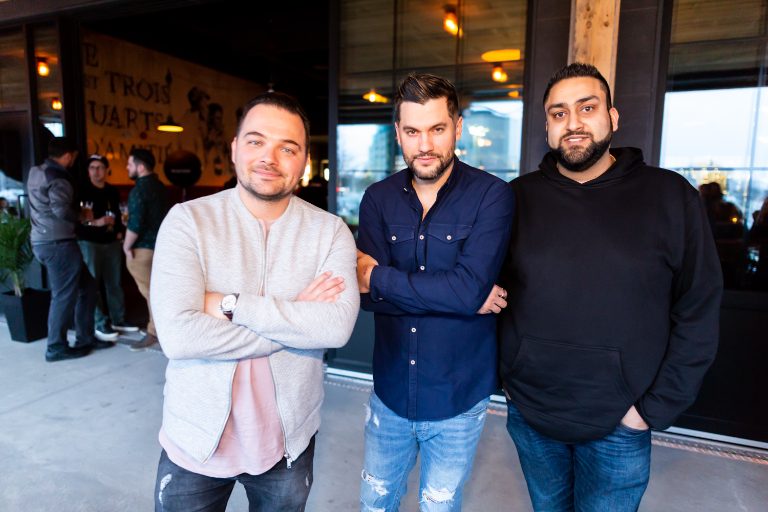 Immenses cocktails et bar à fruits de mer pour l'ouverture du Mile Public House à Laval (PHOTOS)