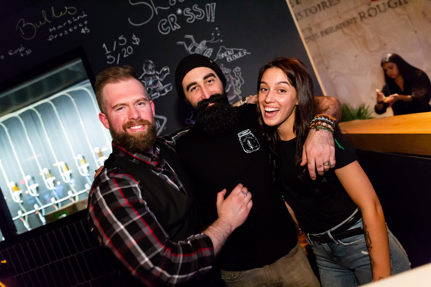 Immenses cocktails et bar à fruits de mer pour l'ouverture du Mile Public House à Laval (PHOTOS)