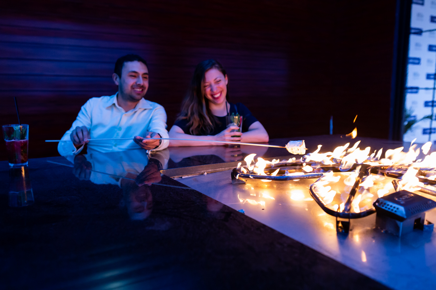 Immenses cocktails et bar à fruits de mer pour l'ouverture du Mile Public House à Laval (PHOTOS)