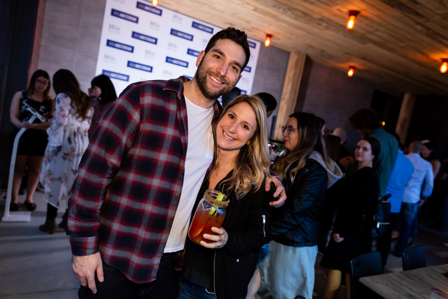 Immenses cocktails et bar à fruits de mer pour l'ouverture du Mile Public House à Laval (PHOTOS)