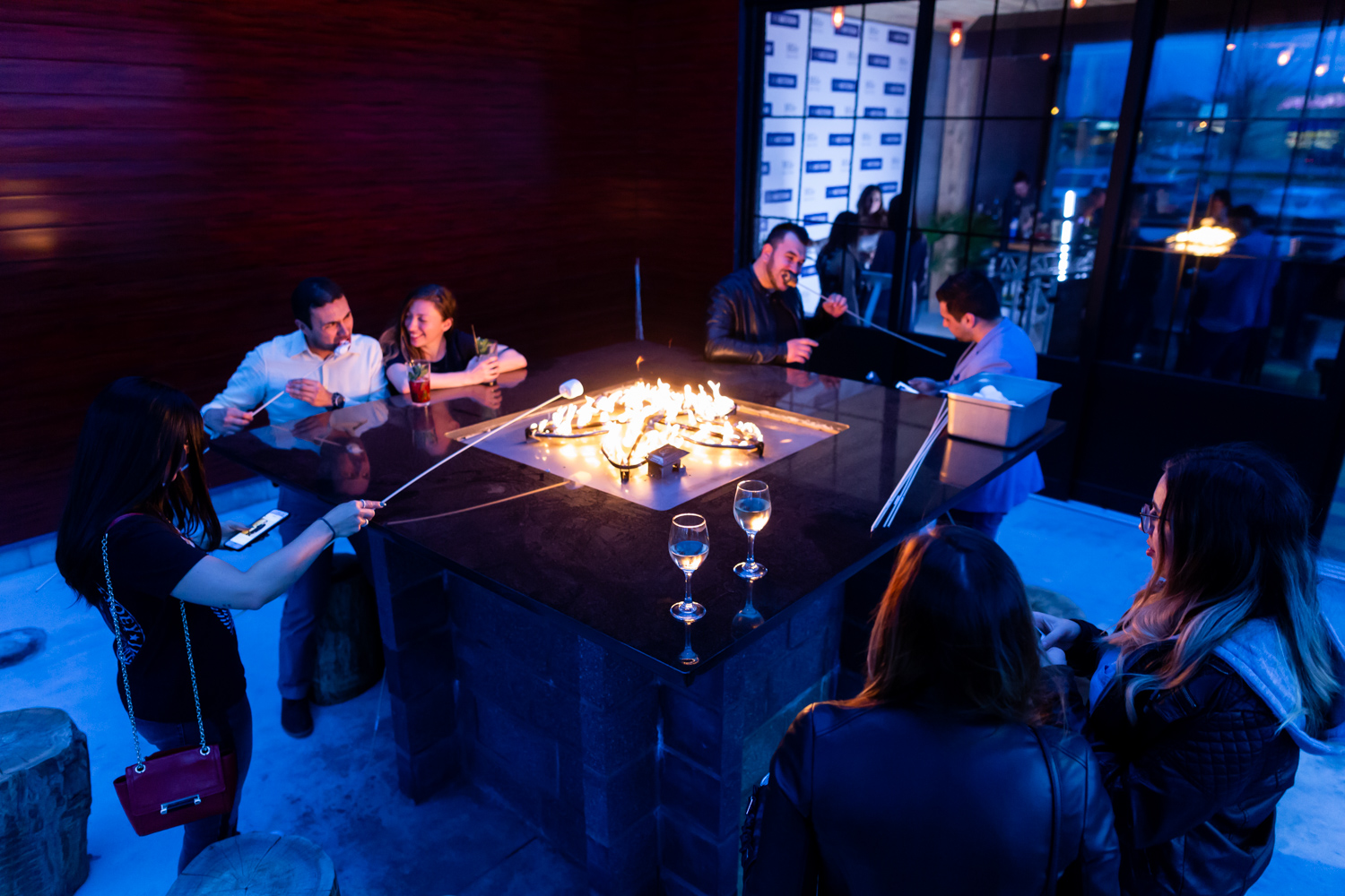 Immenses cocktails et bar à fruits de mer pour l'ouverture du Mile Public House à Laval (PHOTOS)