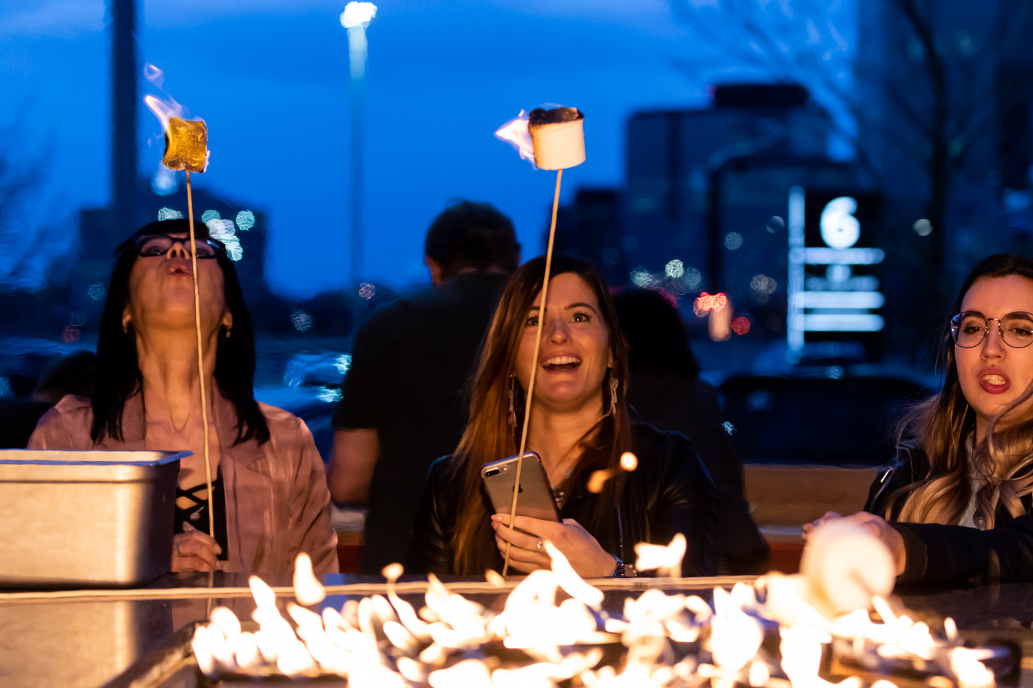 Immenses cocktails et bar à fruits de mer pour l'ouverture du Mile Public House à Laval (PHOTOS)