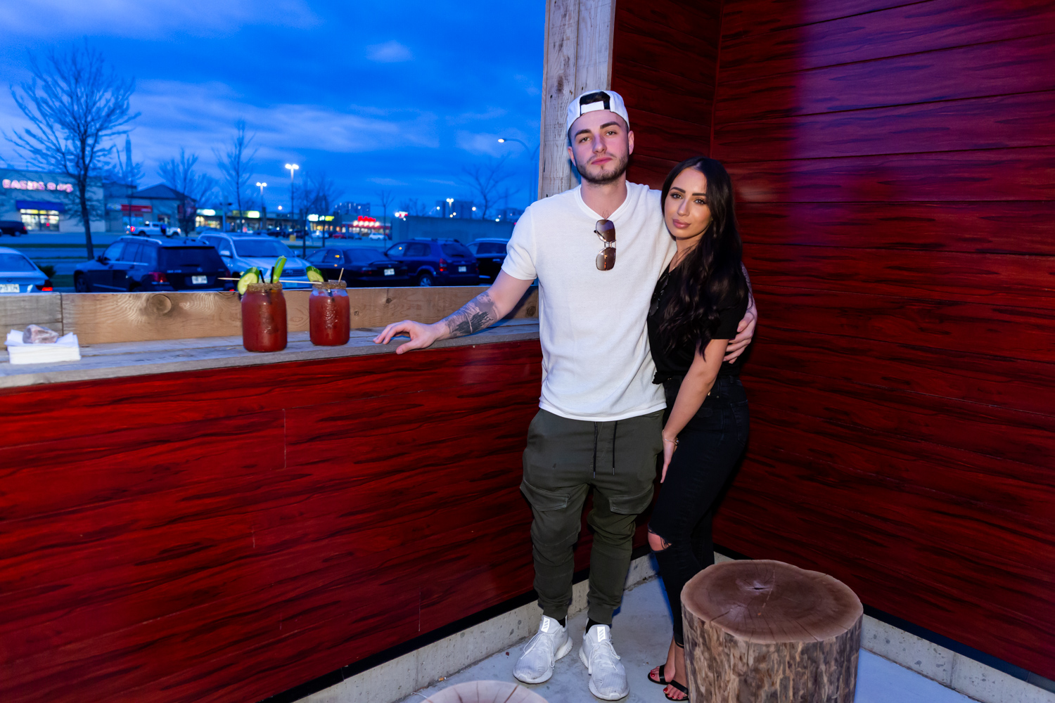 Immenses cocktails et bar à fruits de mer pour l'ouverture du Mile Public House à Laval (PHOTOS)