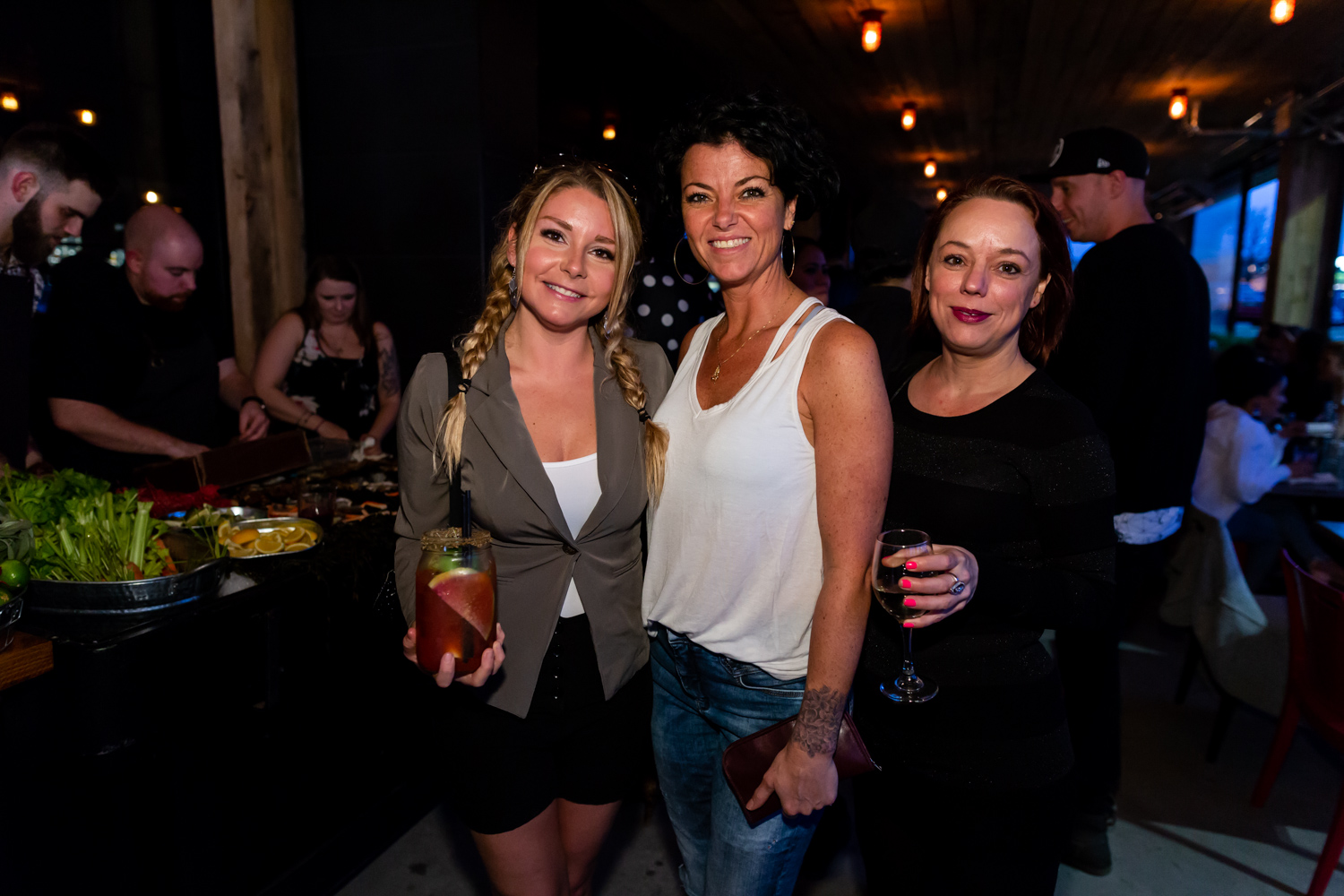Immenses cocktails et bar à fruits de mer pour l'ouverture du Mile Public House à Laval (PHOTOS)