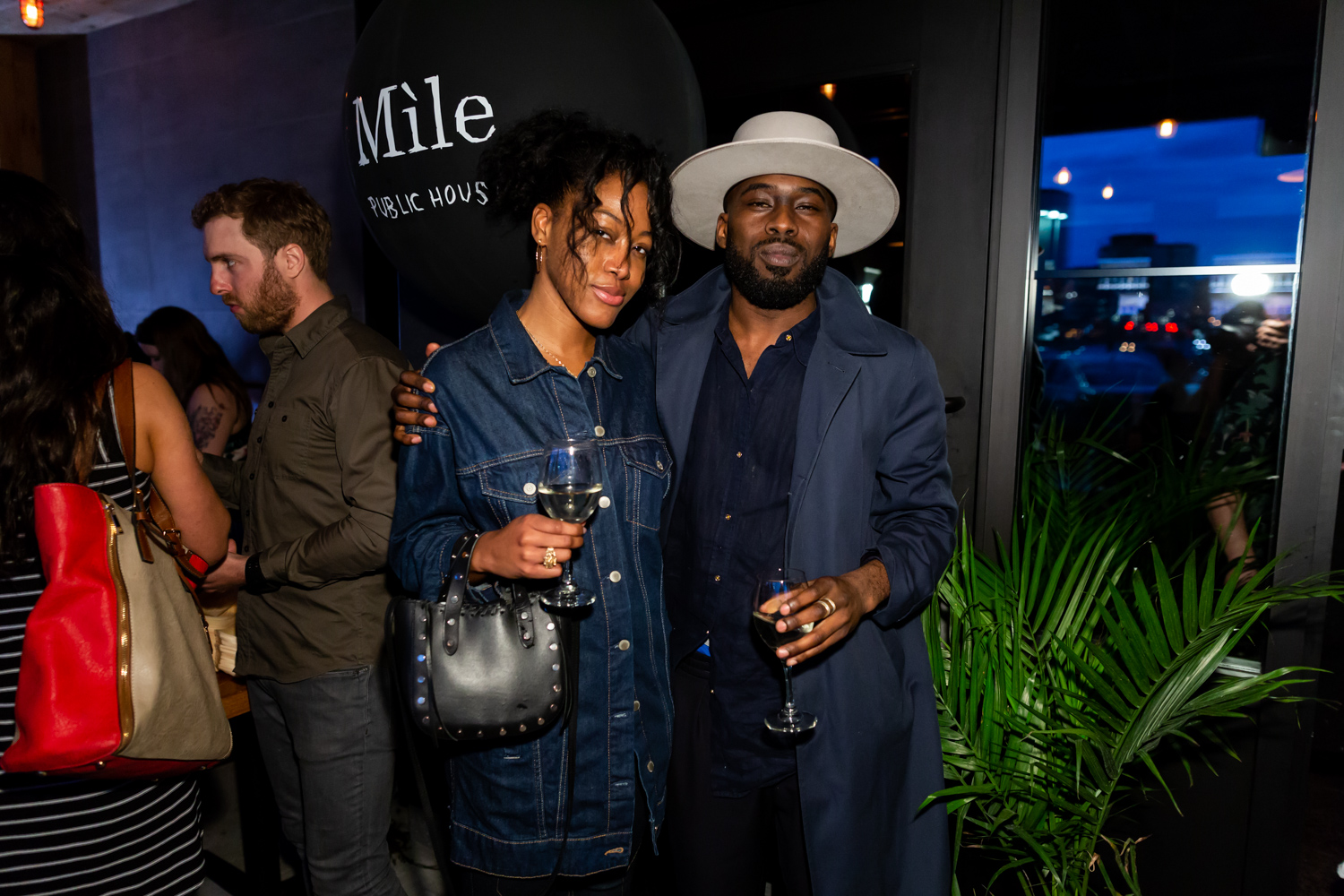 Immenses cocktails et bar à fruits de mer pour l'ouverture du Mile Public House à Laval (PHOTOS)