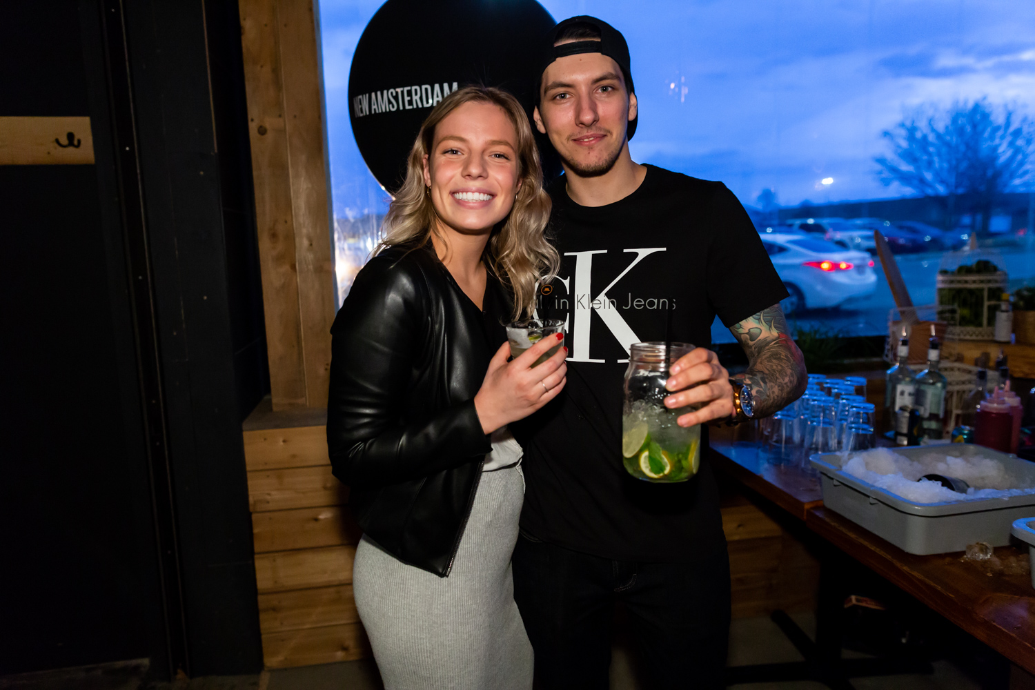 Immenses cocktails et bar à fruits de mer pour l'ouverture du Mile Public House à Laval (PHOTOS)