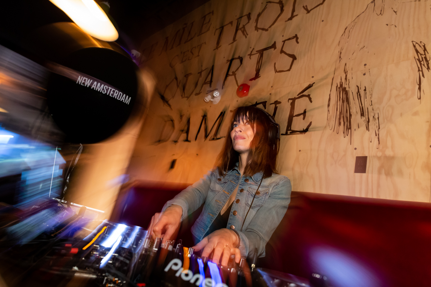 Immenses cocktails et bar à fruits de mer pour l'ouverture du Mile Public House à Laval (PHOTOS)