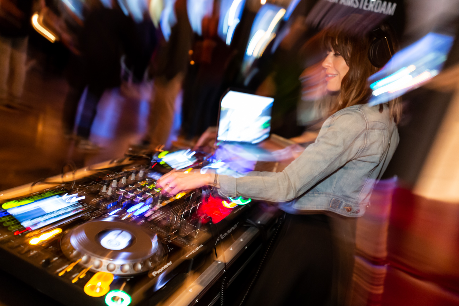 Immenses cocktails et bar à fruits de mer pour l'ouverture du Mile Public House à Laval (PHOTOS)