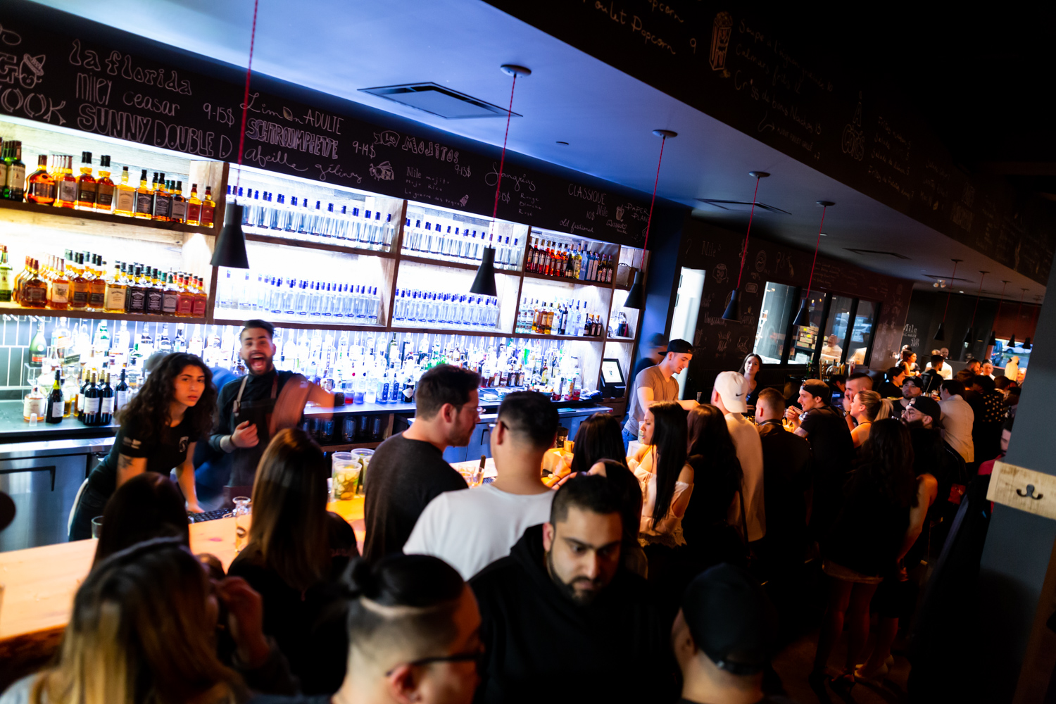 Immenses cocktails et bar à fruits de mer pour l'ouverture du Mile Public House à Laval (PHOTOS)