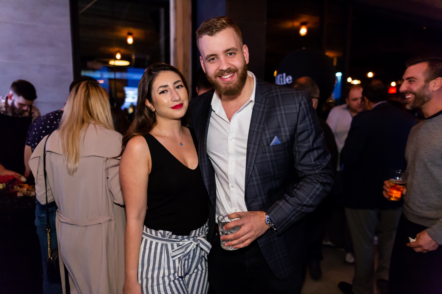 Immenses cocktails et bar à fruits de mer pour l'ouverture du Mile Public House à Laval (PHOTOS)