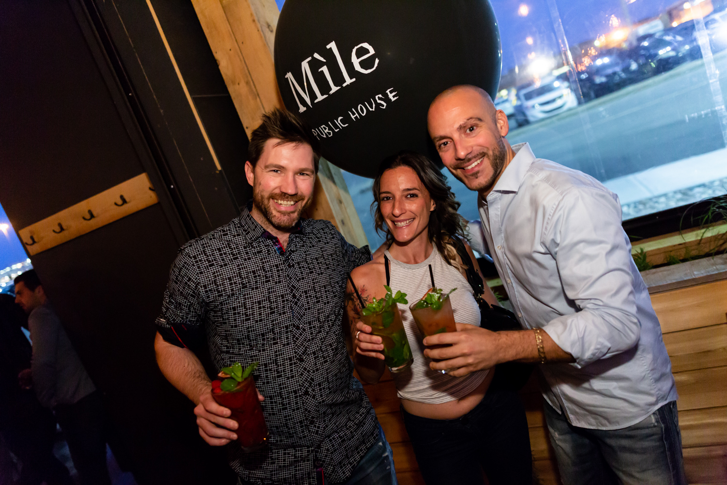 Immenses cocktails et bar à fruits de mer pour l'ouverture du Mile Public House à Laval (PHOTOS)