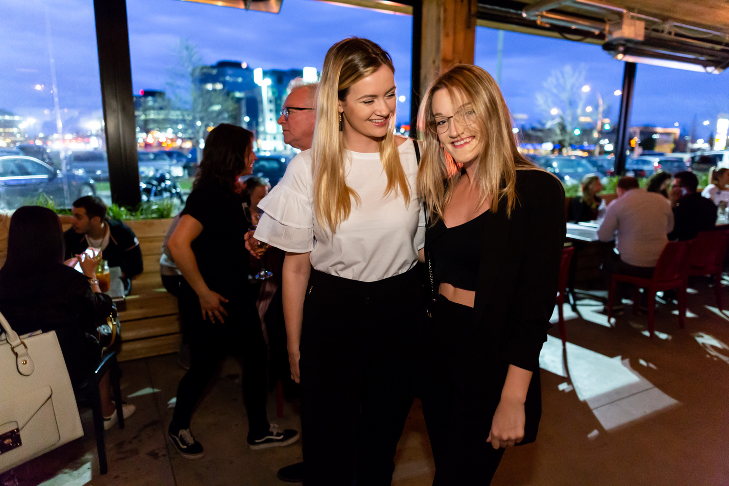 Immenses cocktails et bar à fruits de mer pour l'ouverture du Mile Public House à Laval (PHOTOS)