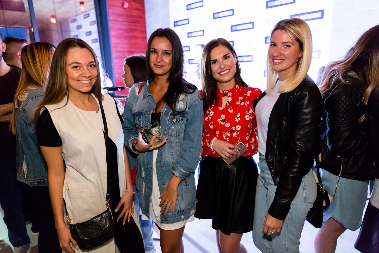 Immenses cocktails et bar à fruits de mer pour l'ouverture du Mile Public House à Laval (PHOTOS)