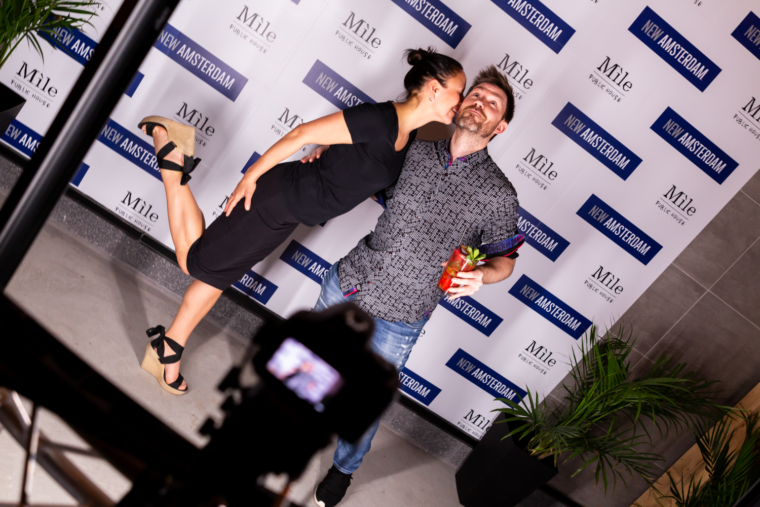 Immenses cocktails et bar à fruits de mer pour l'ouverture du Mile Public House à Laval (PHOTOS)