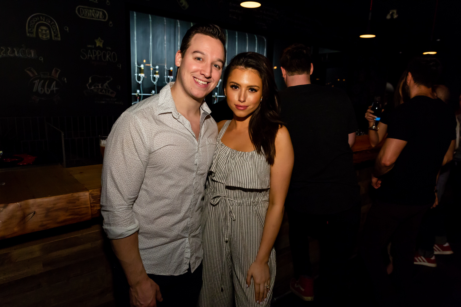 Immenses cocktails et bar à fruits de mer pour l'ouverture du Mile Public House à Laval (PHOTOS)