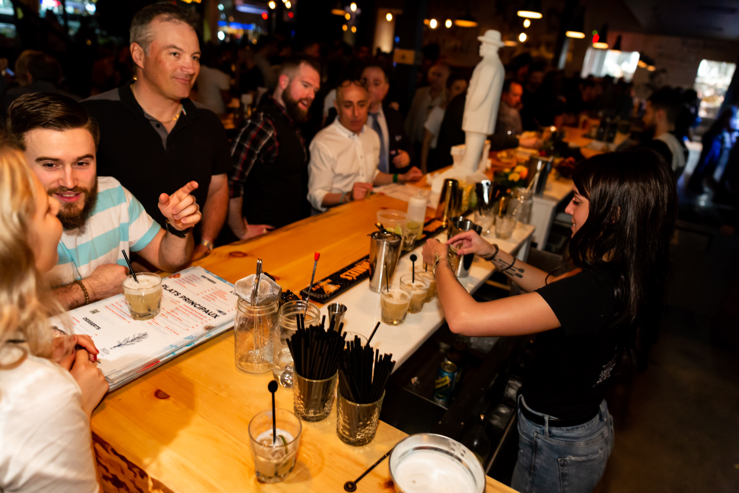 Immenses cocktails et bar à fruits de mer pour l'ouverture du Mile Public House à Laval (PHOTOS)