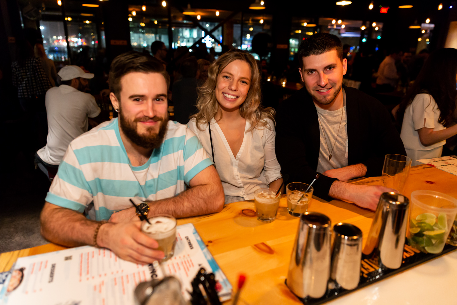 Immenses cocktails et bar à fruits de mer pour l'ouverture du Mile Public House à Laval (PHOTOS)