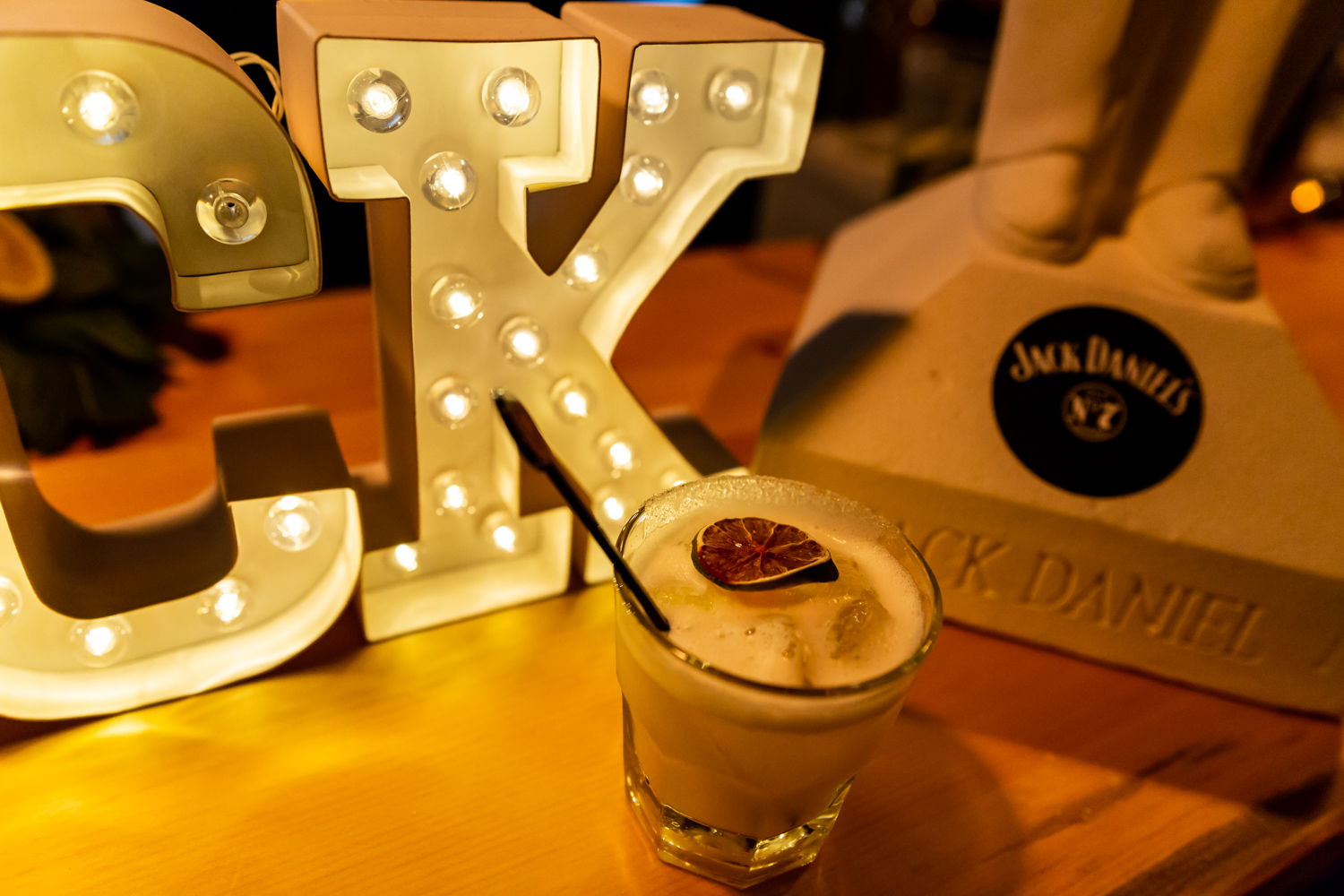 Immenses cocktails et bar à fruits de mer pour l'ouverture du Mile Public House à Laval (PHOTOS)