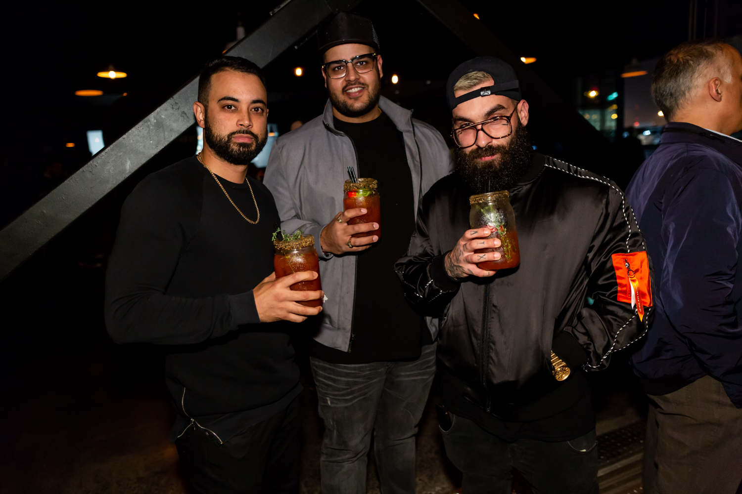 Immenses cocktails et bar à fruits de mer pour l'ouverture du Mile Public House à Laval (PHOTOS)