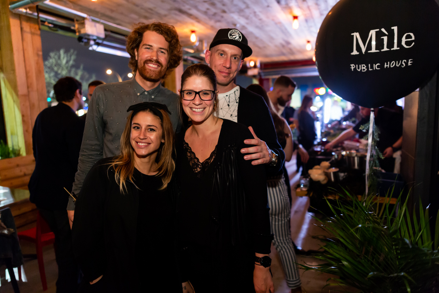 Immenses cocktails et bar à fruits de mer pour l'ouverture du Mile Public House à Laval (PHOTOS)