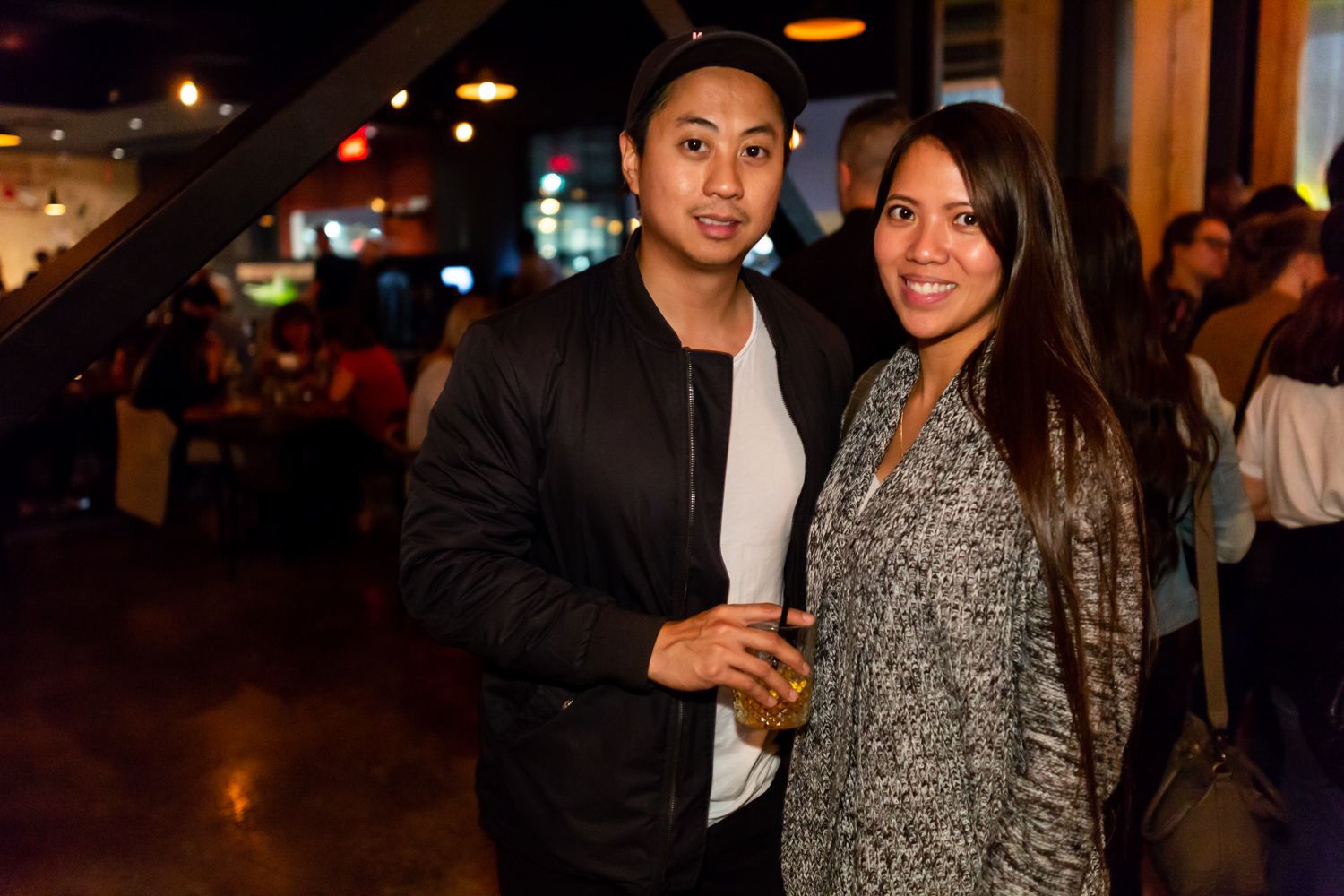 Immenses cocktails et bar à fruits de mer pour l'ouverture du Mile Public House à Laval (PHOTOS)