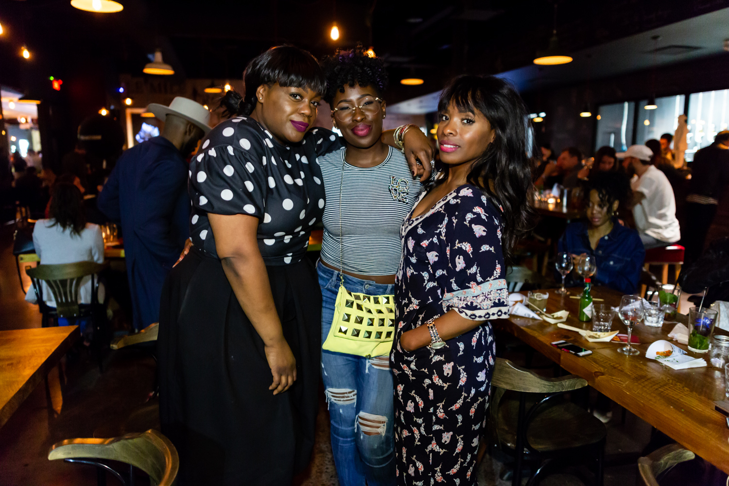 Immenses cocktails et bar à fruits de mer pour l'ouverture du Mile Public House à Laval (PHOTOS)