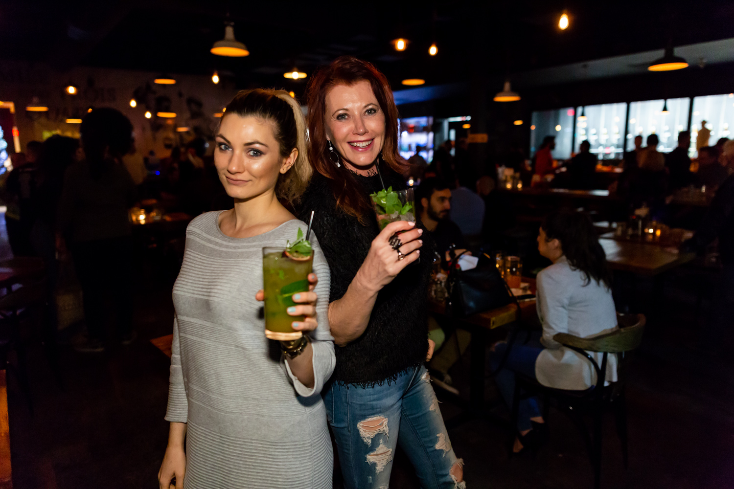 Immenses cocktails et bar à fruits de mer pour l'ouverture du Mile Public House à Laval (PHOTOS)