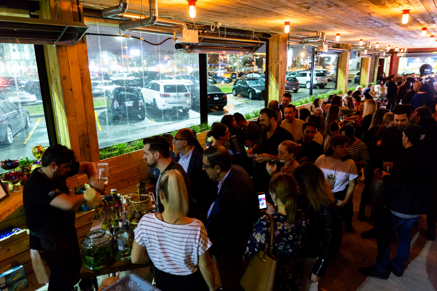 Immenses cocktails et bar à fruits de mer pour l'ouverture du Mile Public House à Laval (PHOTOS)