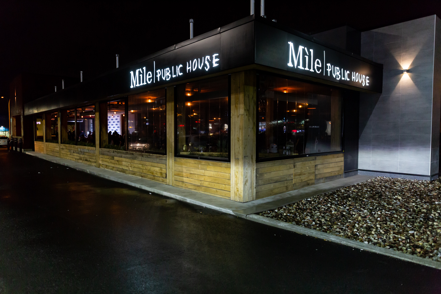 Immenses cocktails et bar à fruits de mer pour l'ouverture du Mile Public House à Laval (PHOTOS)