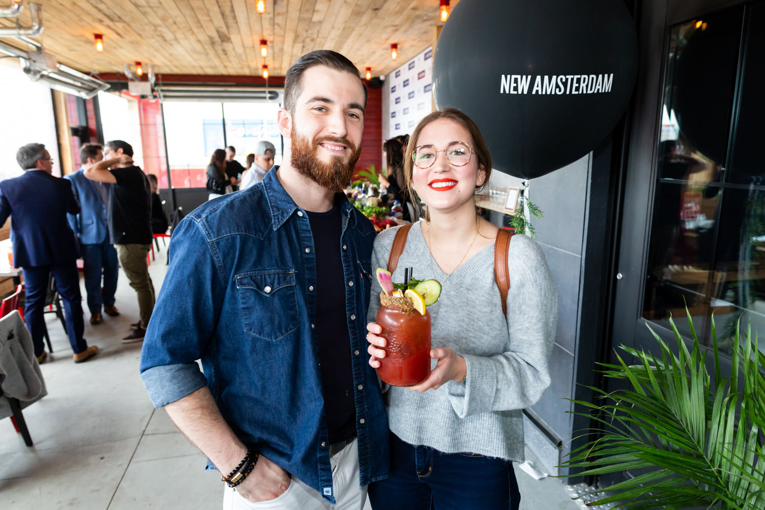 Immenses cocktails et bar à fruits de mer pour l'ouverture du Mile Public House à Laval (PHOTOS)