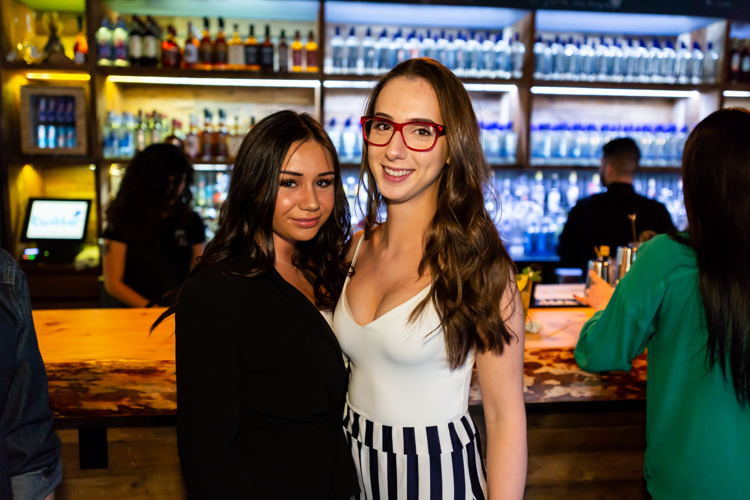 Immenses cocktails et bar à fruits de mer pour l'ouverture du Mile Public House à Laval (PHOTOS)