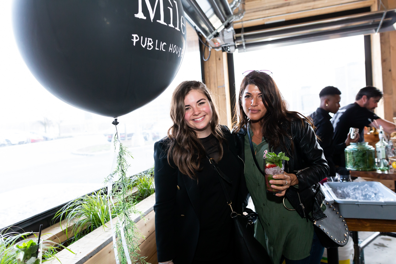 Immenses cocktails et bar à fruits de mer pour l'ouverture du Mile Public House à Laval (PHOTOS)