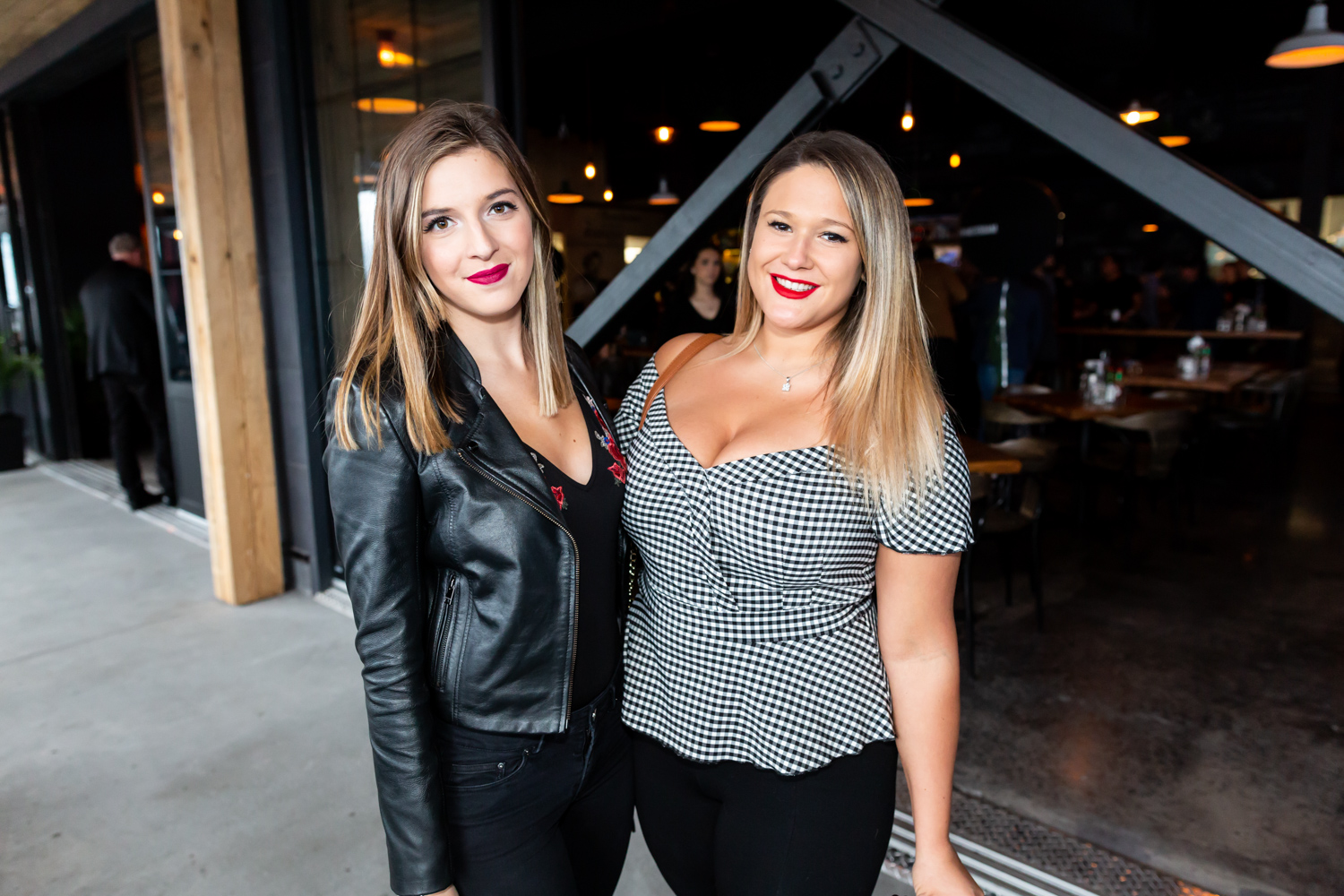 Immenses cocktails et bar à fruits de mer pour l'ouverture du Mile Public House à Laval (PHOTOS)